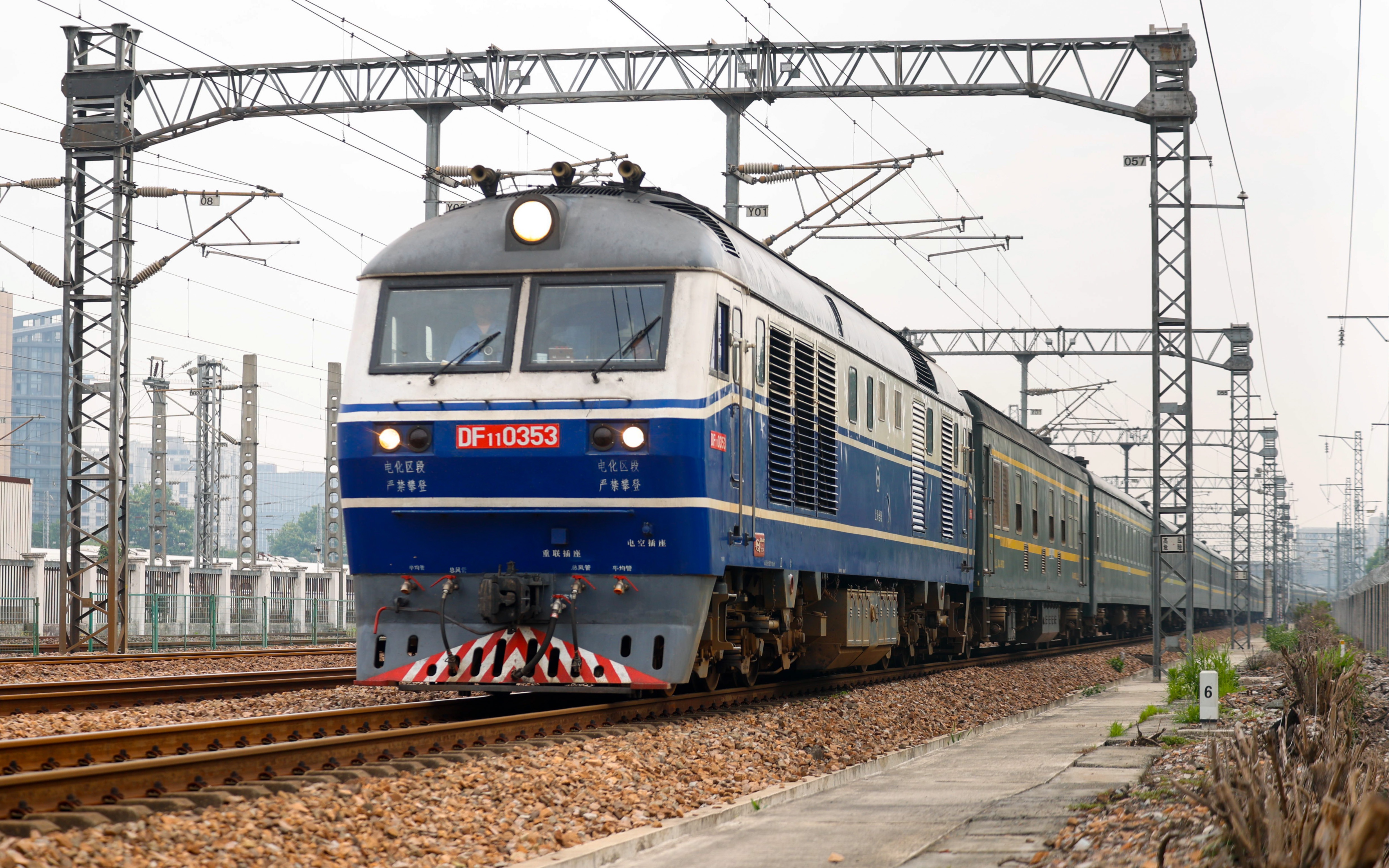 上局合段df11 0353牵引t325次经过艮山门动车所