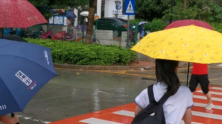 [图]感谢穿红马甲的叔叔阿姨们，风里来雨里去，为上学路上的孩子们保驾护航，让年轻的爸爸妈妈们放心上班