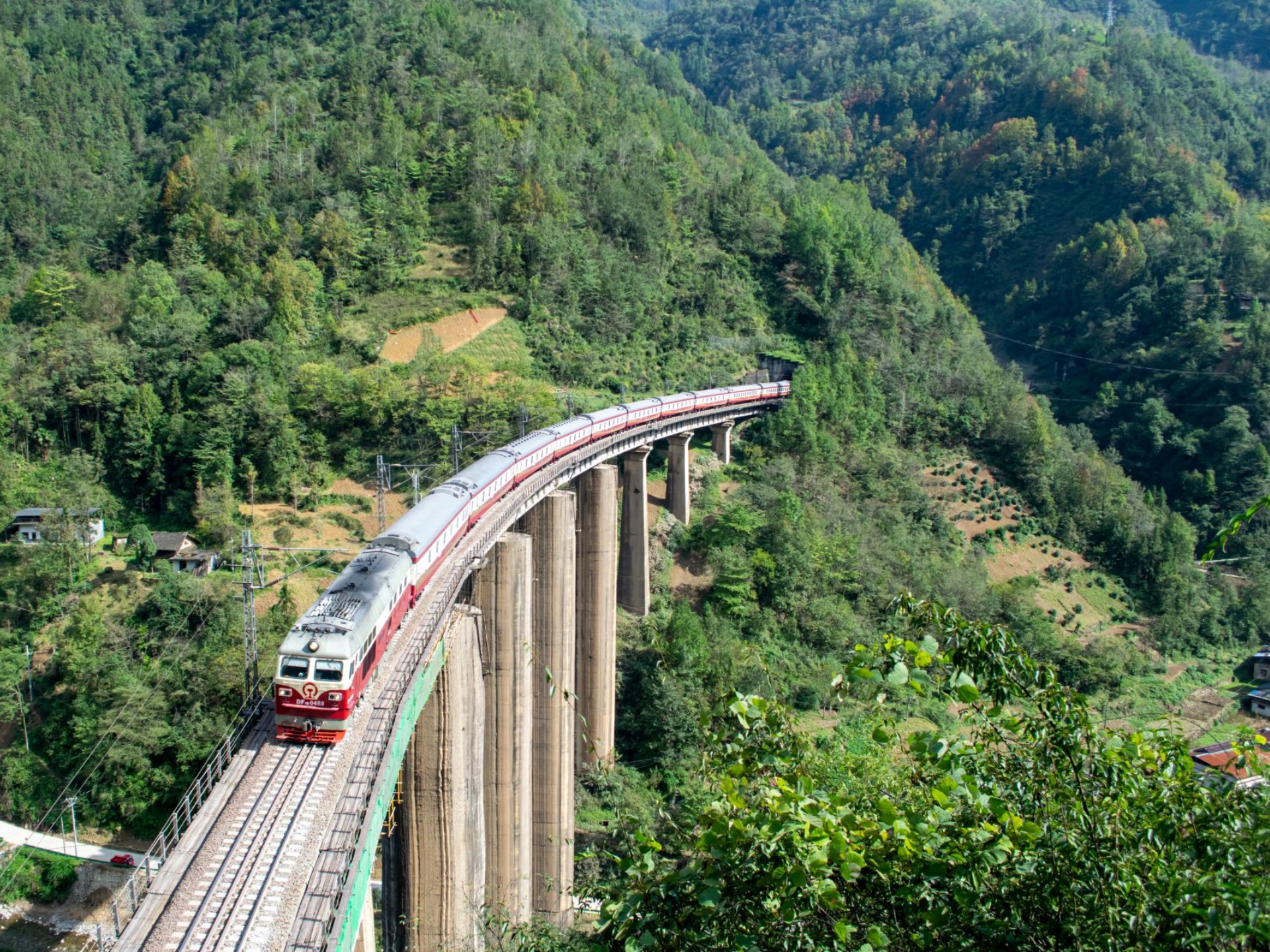 襄渝铁路〕57947红色教育列车通过松树坡展线岔河桥