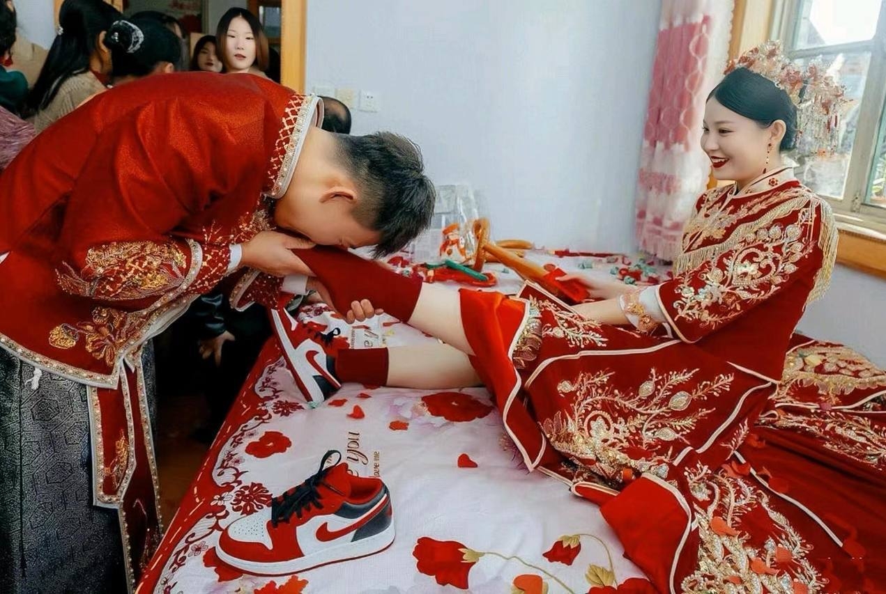 新郎亲新娘的脚是什么风俗?