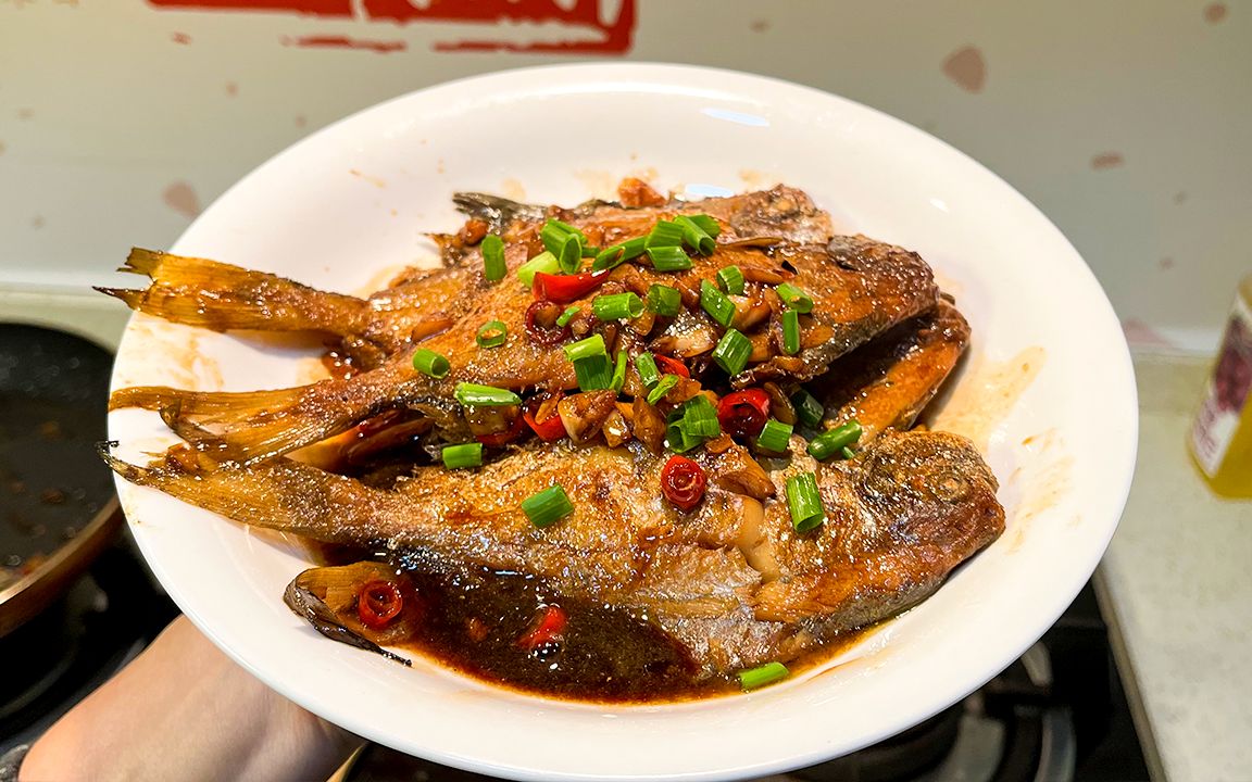 简单易学的家庭版红烧小鲳鱼,肉质鲜嫩入味