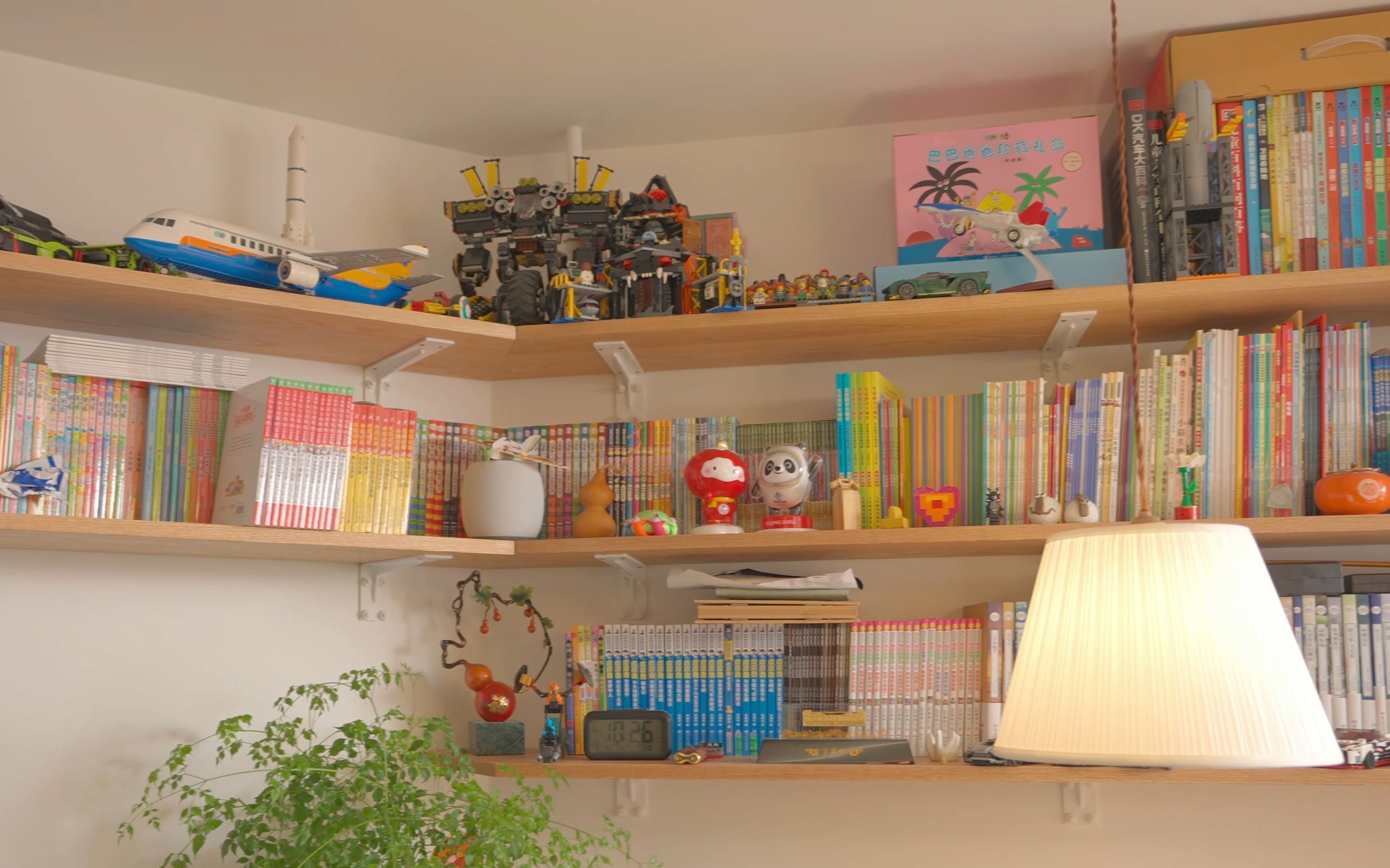 上墙书架,小户型的书房神器