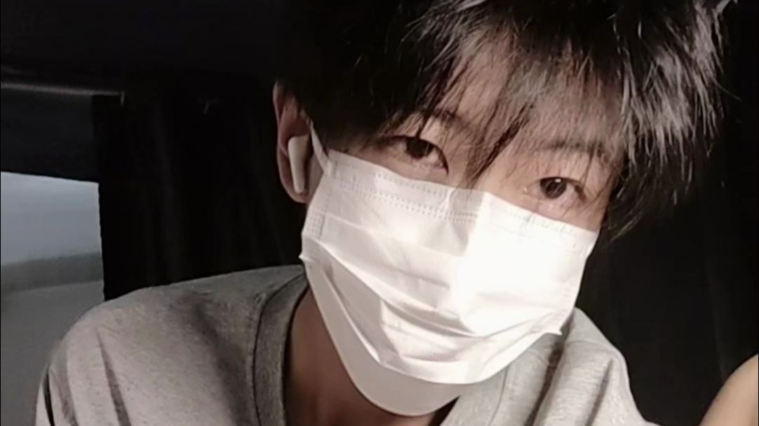 男大小哥戴口罩也帅