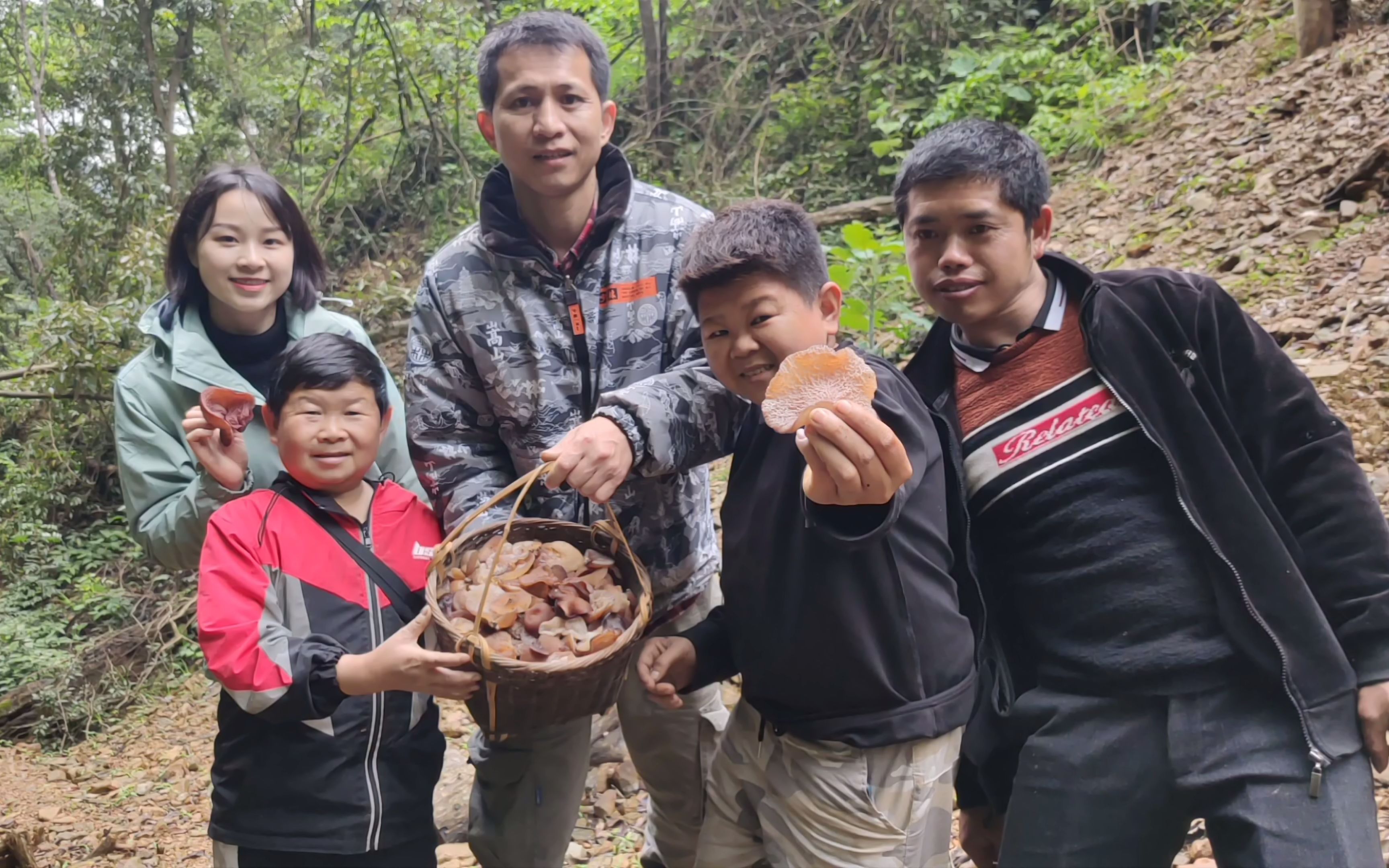 [图]丫头哥带老男孩和小六上山采山货，发现一个好东西，你们认识吗