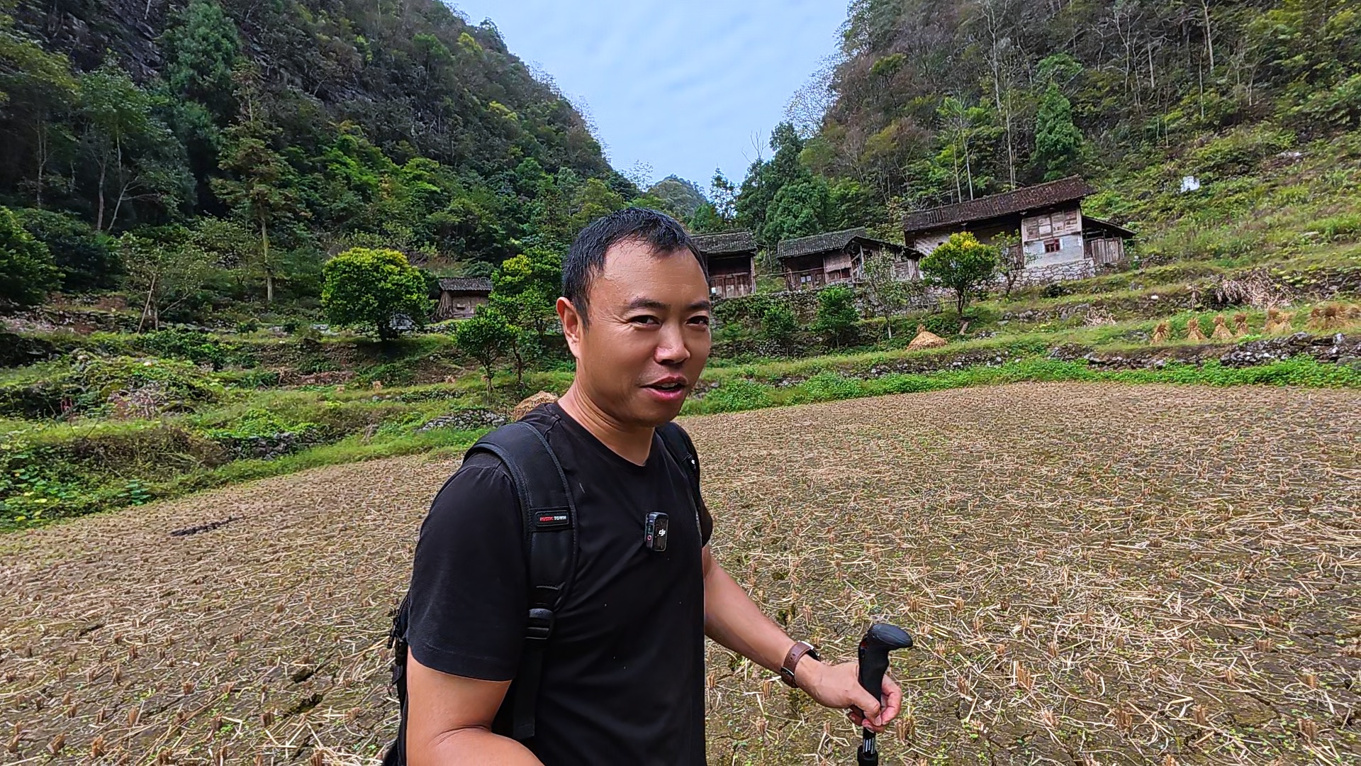 贵州深山留居人家,房屋建在群山间凹槽处,难得一见的奇特地形哔哩哔哩bilibili