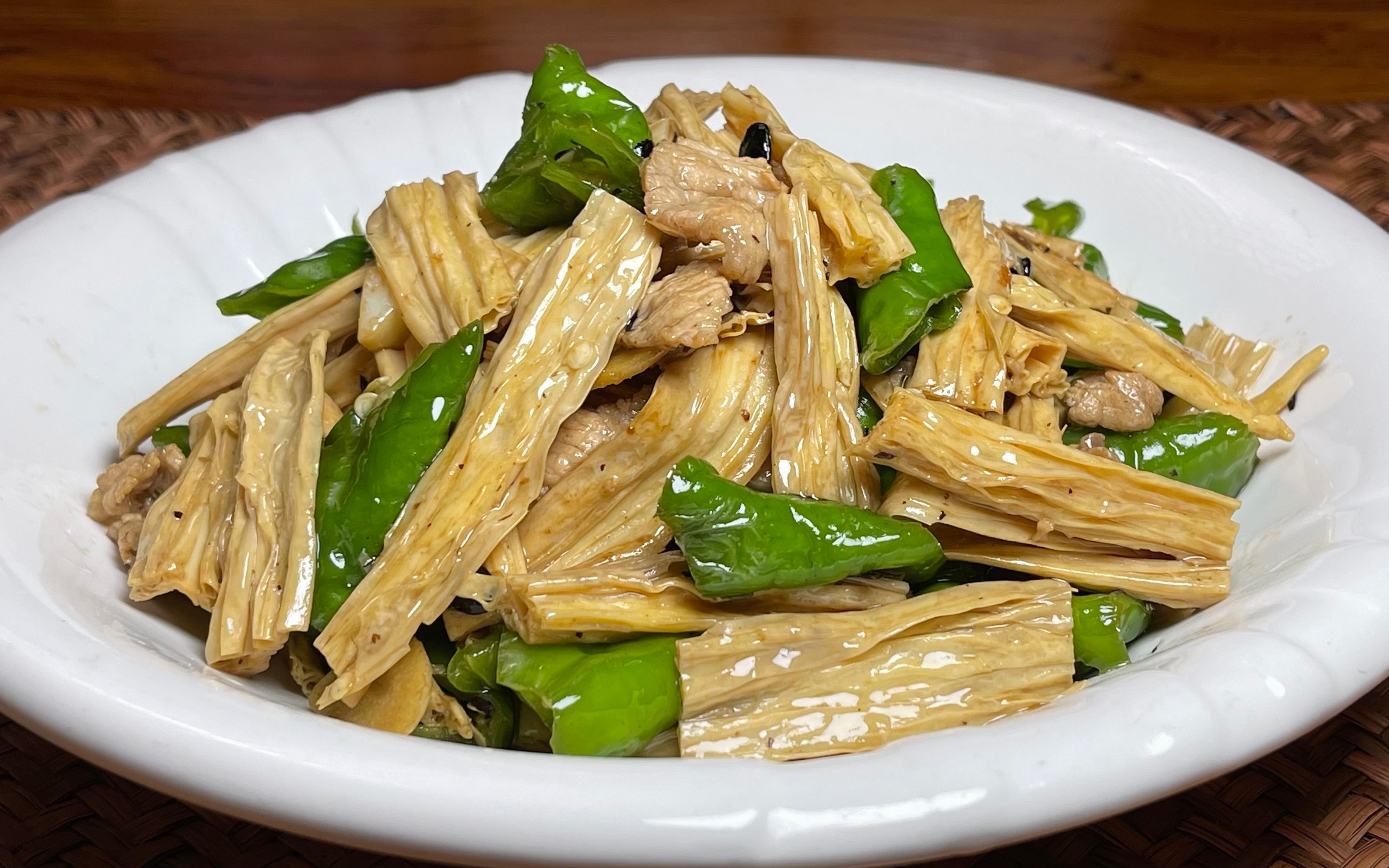 我家腐竹从不凉拌,加一个青椒,简单易做,出锅真的是太香了