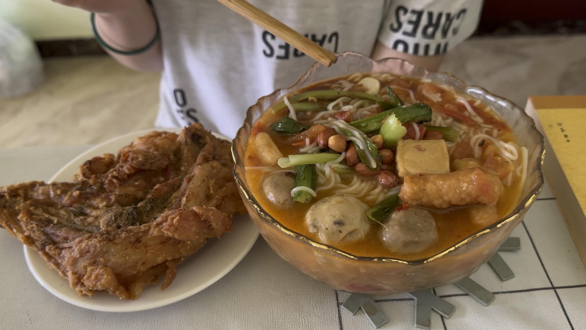 吃了黏黏糊糊的过期米线哈哈哈……这两天国际庄真冷,可以穿羽绒服了!