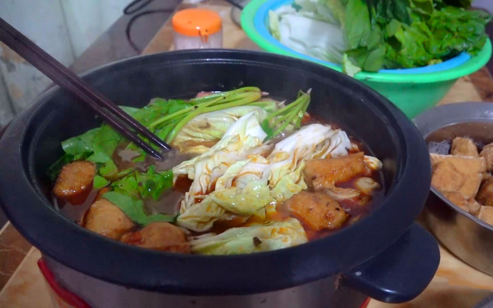 农村火锅这么做既营养又美味,做法简单而且好吃,让人食欲大开,这可是