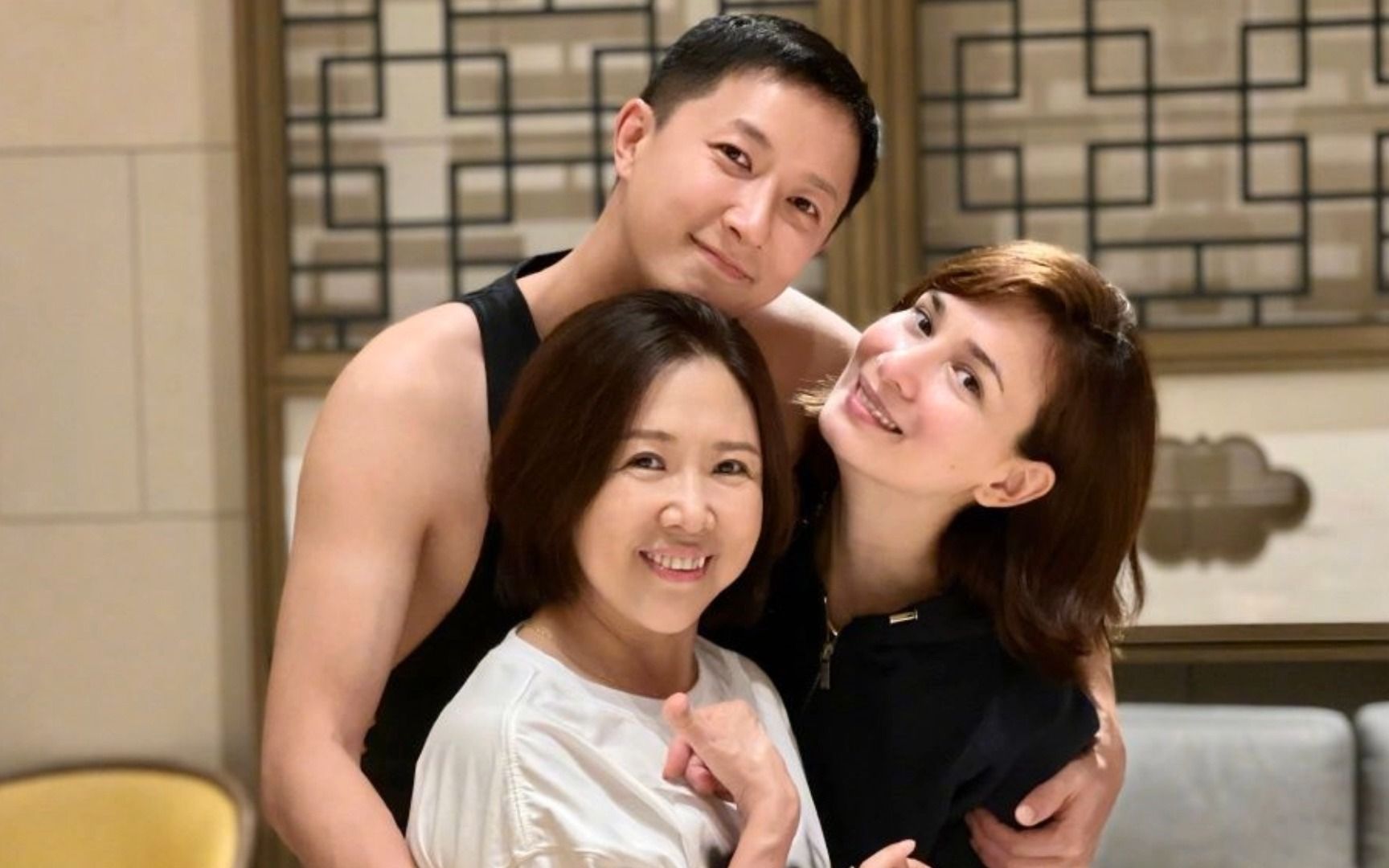 满满的爱!韩庚董璇宋佳等晒与妈妈合照,庆祝母亲节快乐