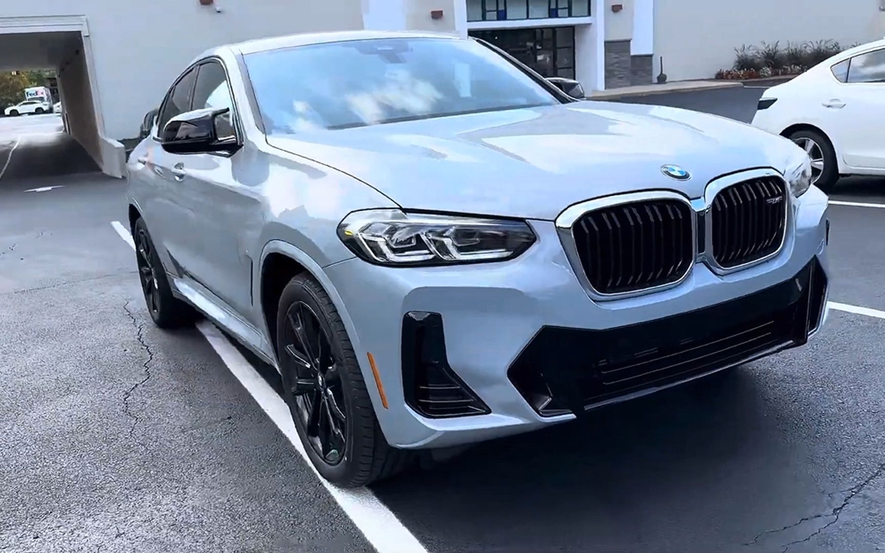 浅蓝色的宝马x4真好看,运动的造型深深吸引着我