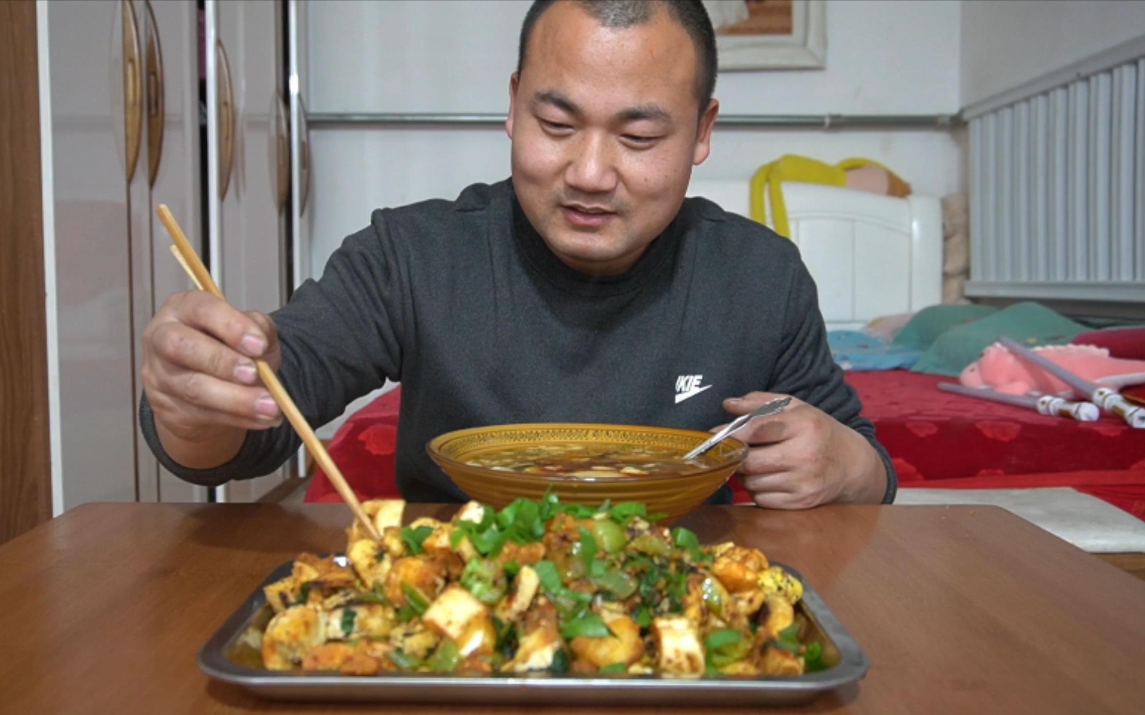 大川做河南特色美食炒馍,4个馒头一碗豆腐脑,这顿饭吃美了哔哩哔哩bilibili