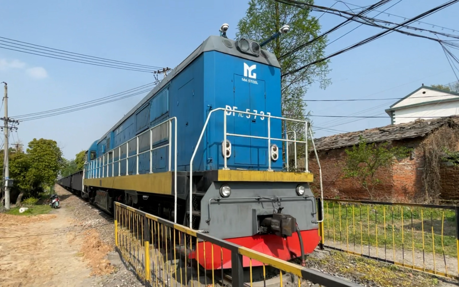 中国宝武马钢集团铁运公司df7c内燃机车牵引精矿粉列车由向山站始发开
