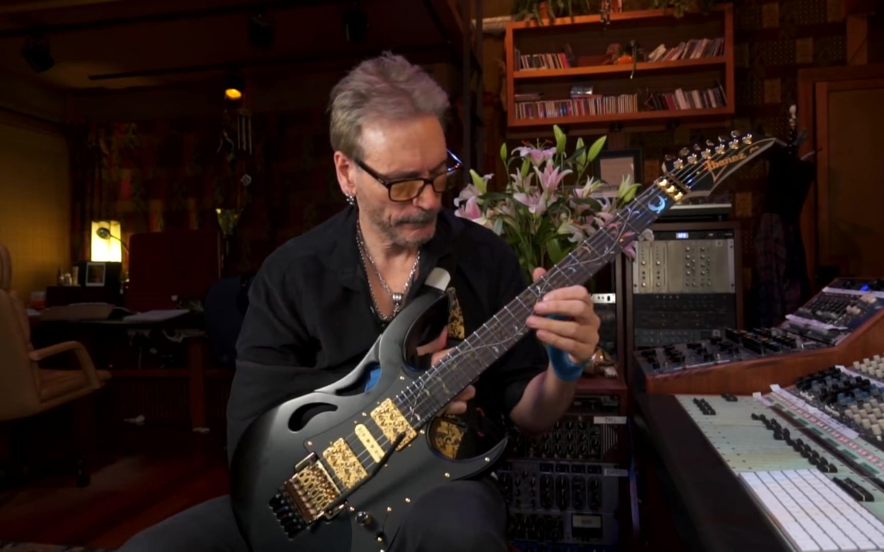 steve vai单手练琴,手指康复中_哔哩哔哩 (゜-゜)つロ 干杯~-bilibili