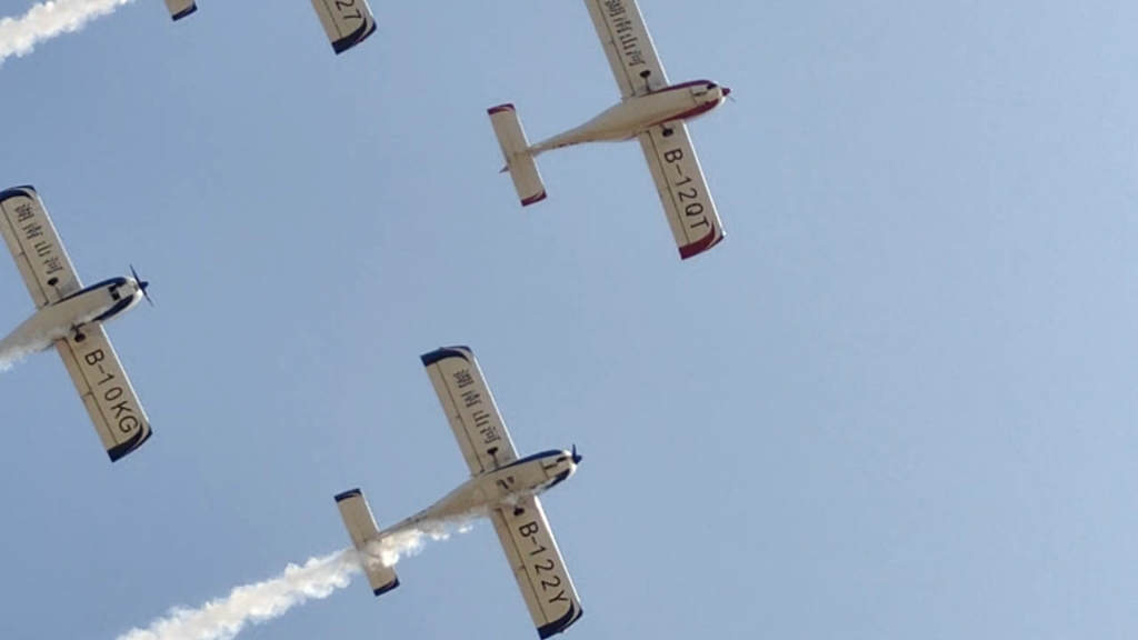 不懂叫啥的小飞机从头顶飞过