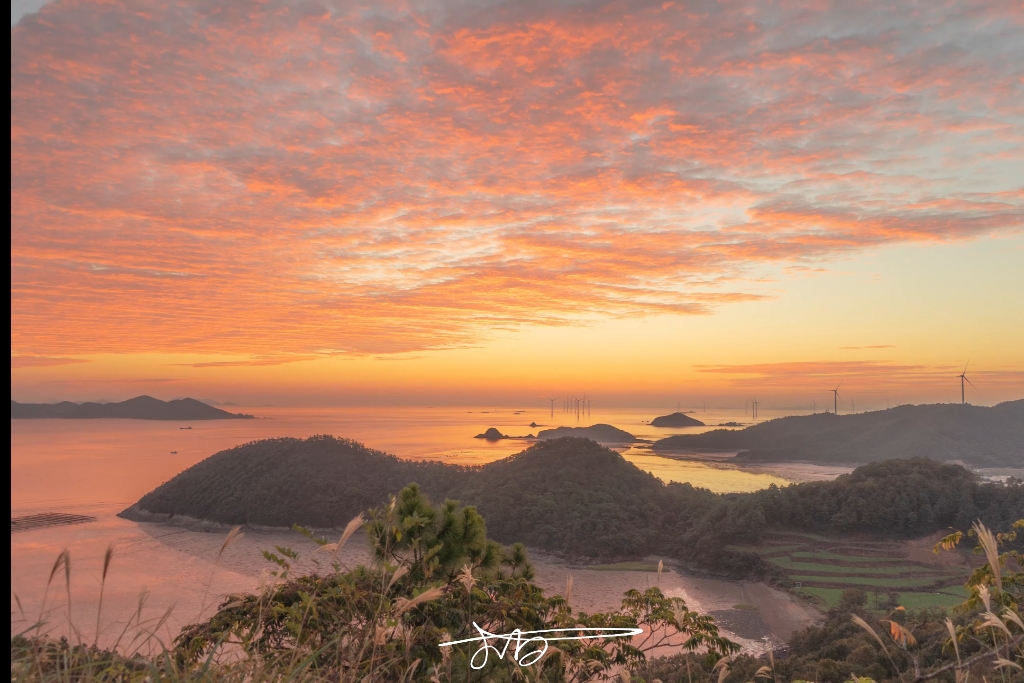 看太阳慢慢升起,微光穿破黎明