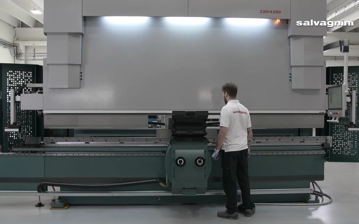 萨瓦尼尼b3动力数控折弯机配备板料随动托架