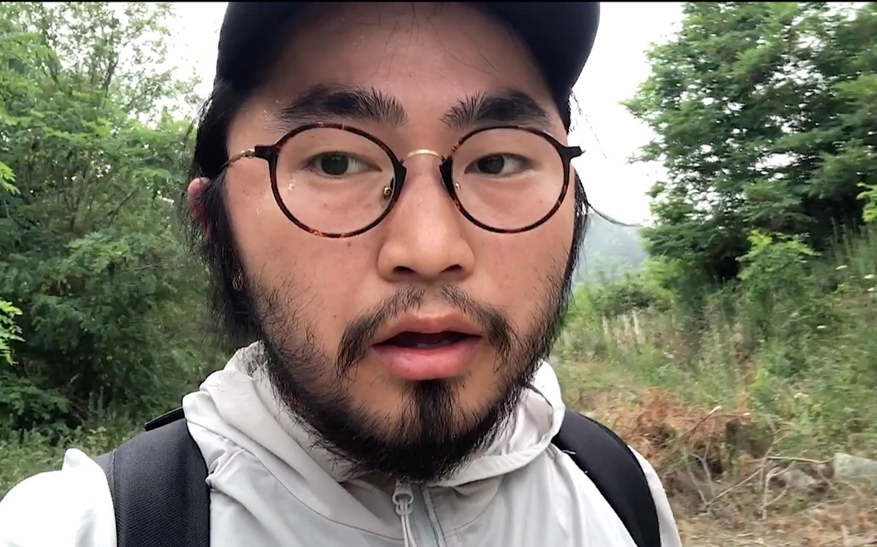 [图]一个面包顶个什？小胡子徒步终南山，遇到隐士居住在山洞。