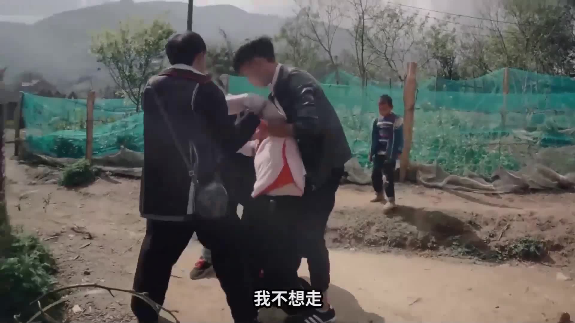 [图]女高中生被绑架结婚，衣服裤子都被扯掉了，旁观者却只是看热闹？