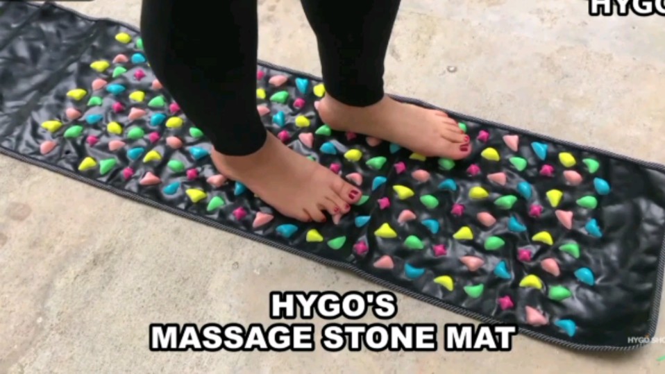 小姐姐赤脚踩指压板,促进穴道