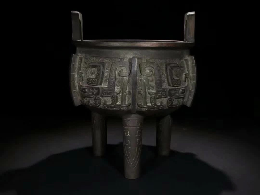 铜胎饕餮纹三足鼎炉