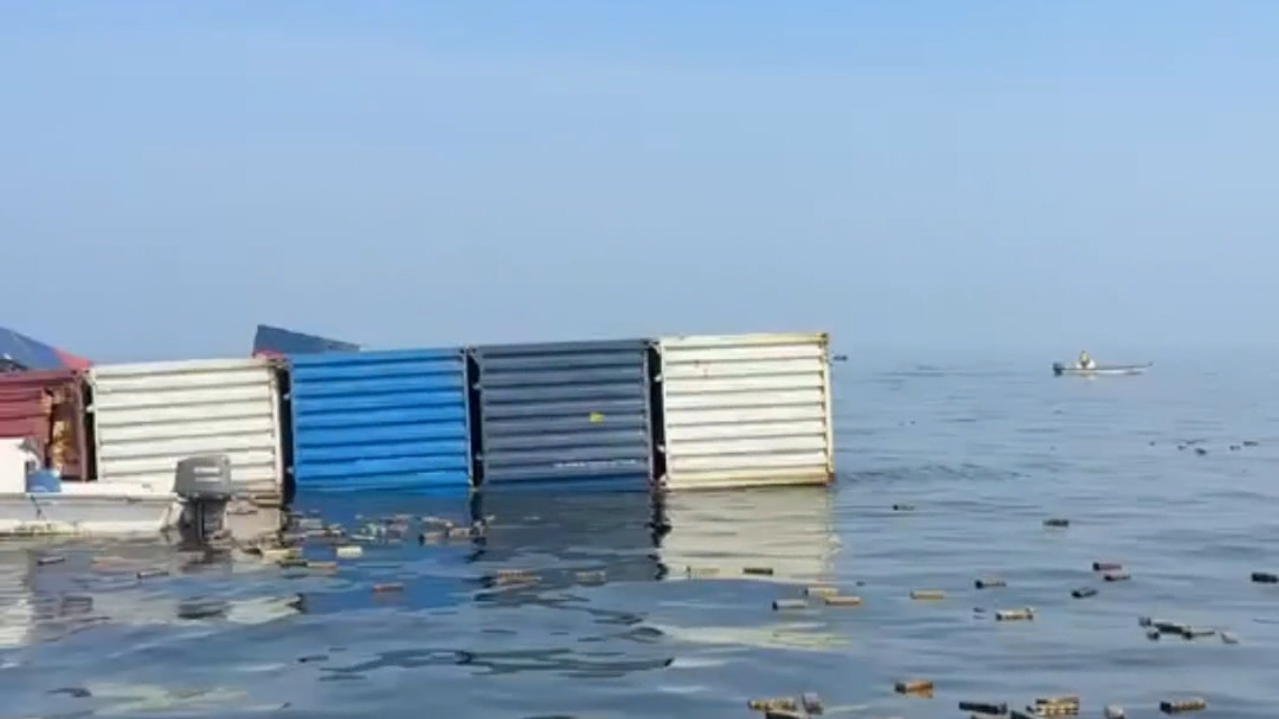 霍尔木兹海峡集装箱船因触雷沉没，漂浮大量iPhone与香水，当地渔民开启“自动拾取”模式
