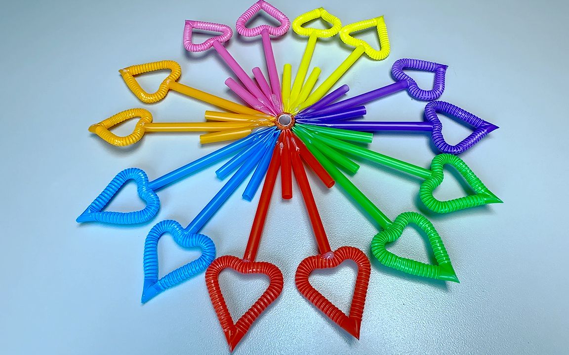 "美丽的吸管艺术:爱心摩天轮的奇妙世界"