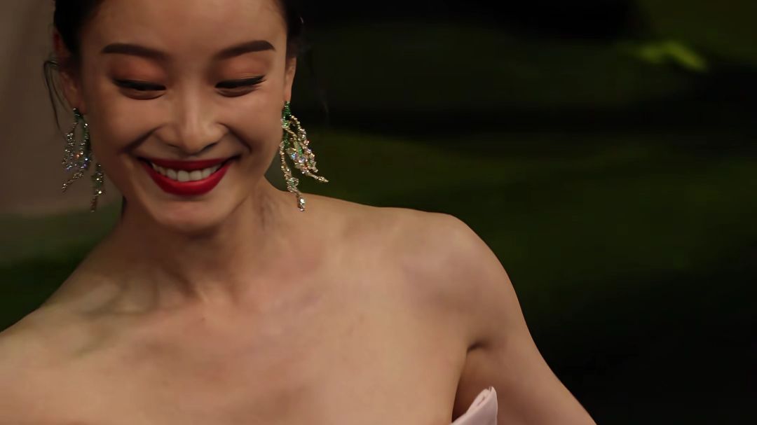 倪妮粉色长裙亮相环球五周年庆典 太美了吧！