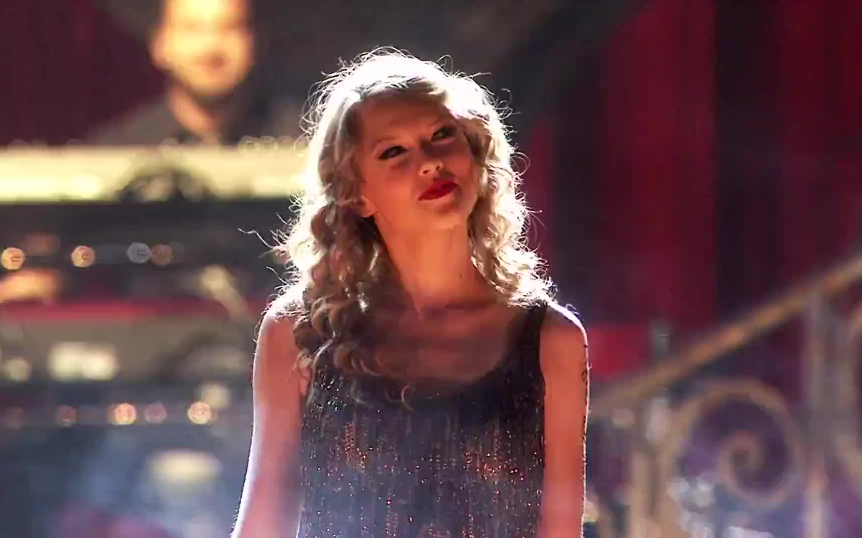 [图]Taylor Swift - Sparks Fly 演唱会开场cut/官方MV