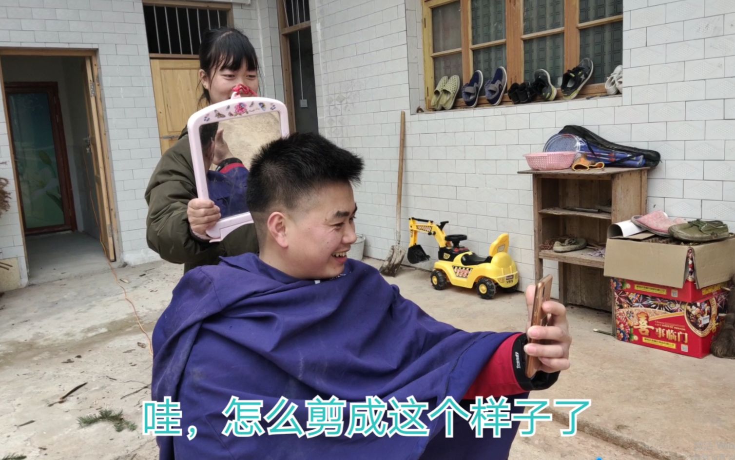第一次给老公剪头发嫂子帮忙照镜子老公发飙被猪啃烂一样