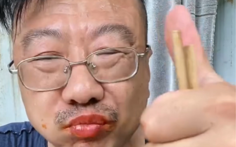 孙校长去隔壁春花家借了3颗黑卤蛋配着孙万山捡来的火鸡面一起吃,太香