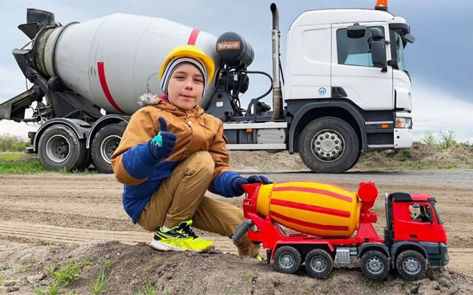 尼基小男孩开启儿童趣味小乐园,玩具混凝土搅拌机开始在建筑工地工作,咋回事呢?哔哩哔哩bilibili