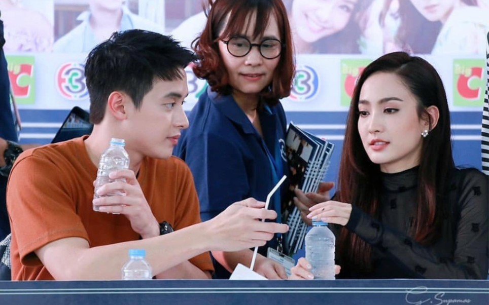 吉拉宇叫工作人员拿水其实是给道妹的最后还贴心的给吸管暖男啊 奶酪