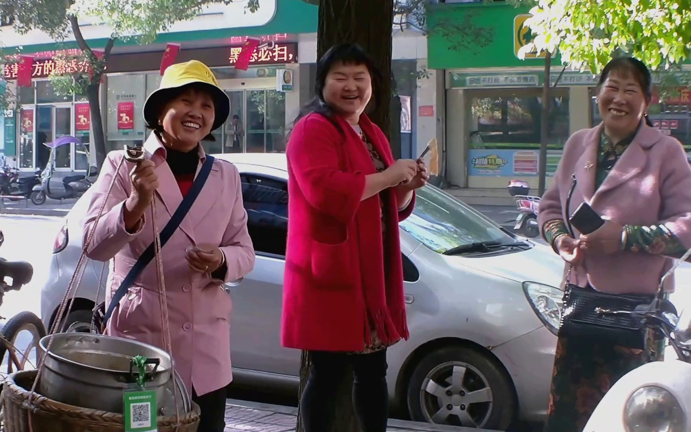 新宁街道上农村大妈唱山歌卖糍粑大姐唱山歌买粑粑