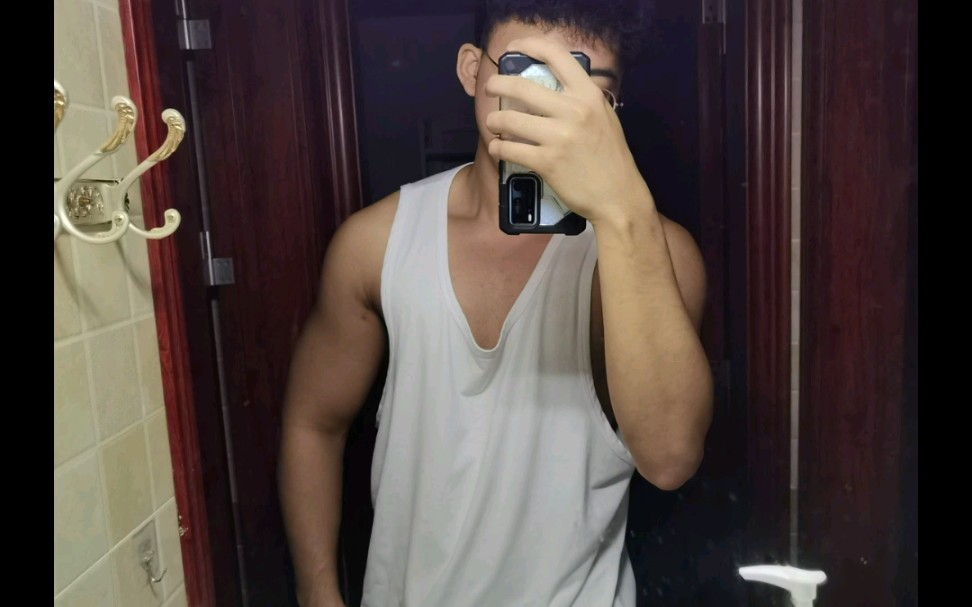 关于我一个月没去健身房这件事夏天来了肌肉却掉光光也不晓得是胖了