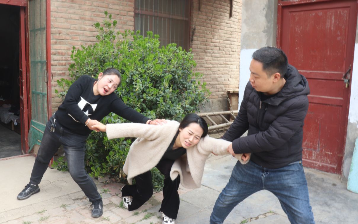 女子结婚三年没怀孕被丈夫扫地出门丈母娘的做法真解气