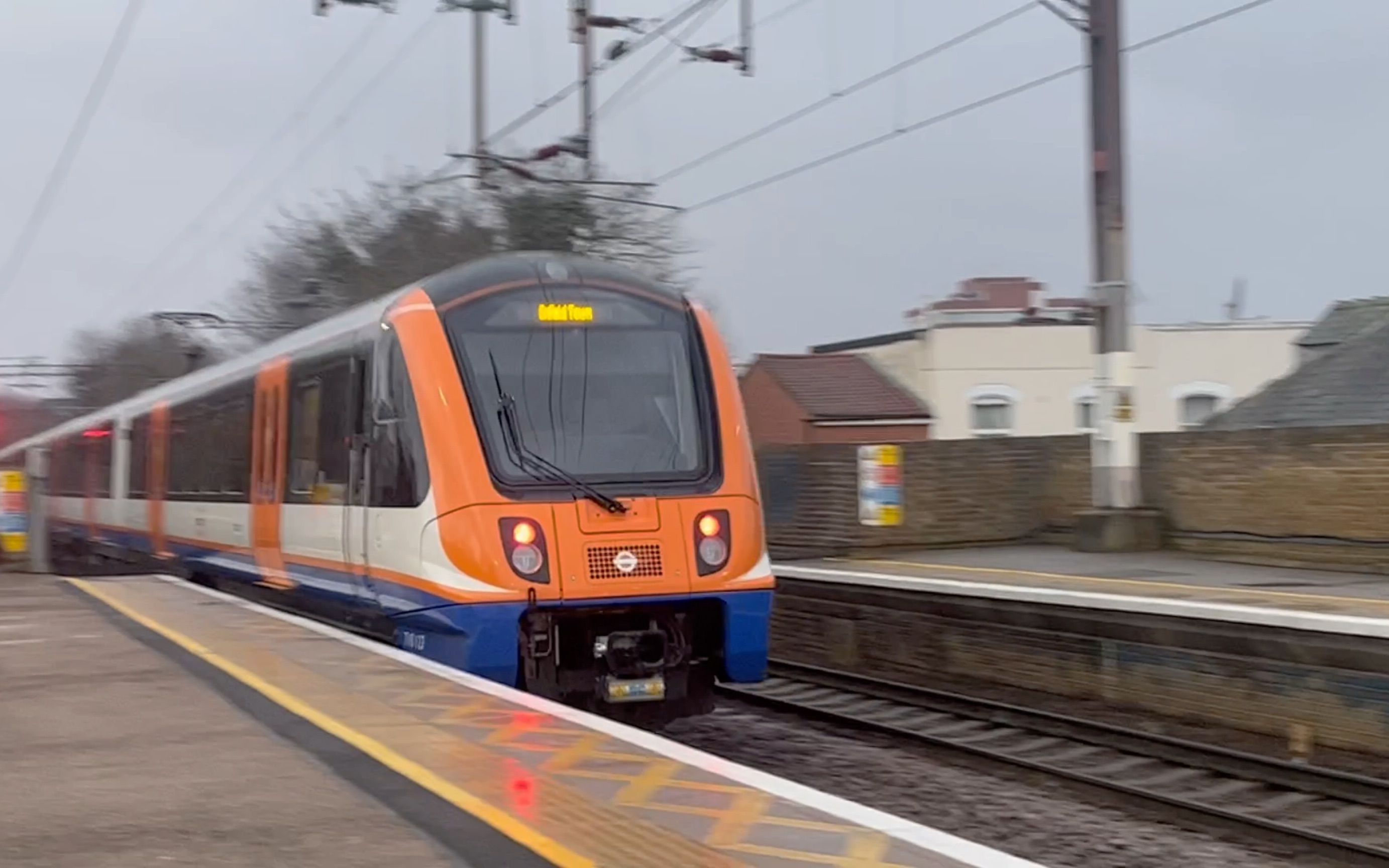 【伦敦地上铁】overground (利物浦街—enfield town/cheshunt) 出站