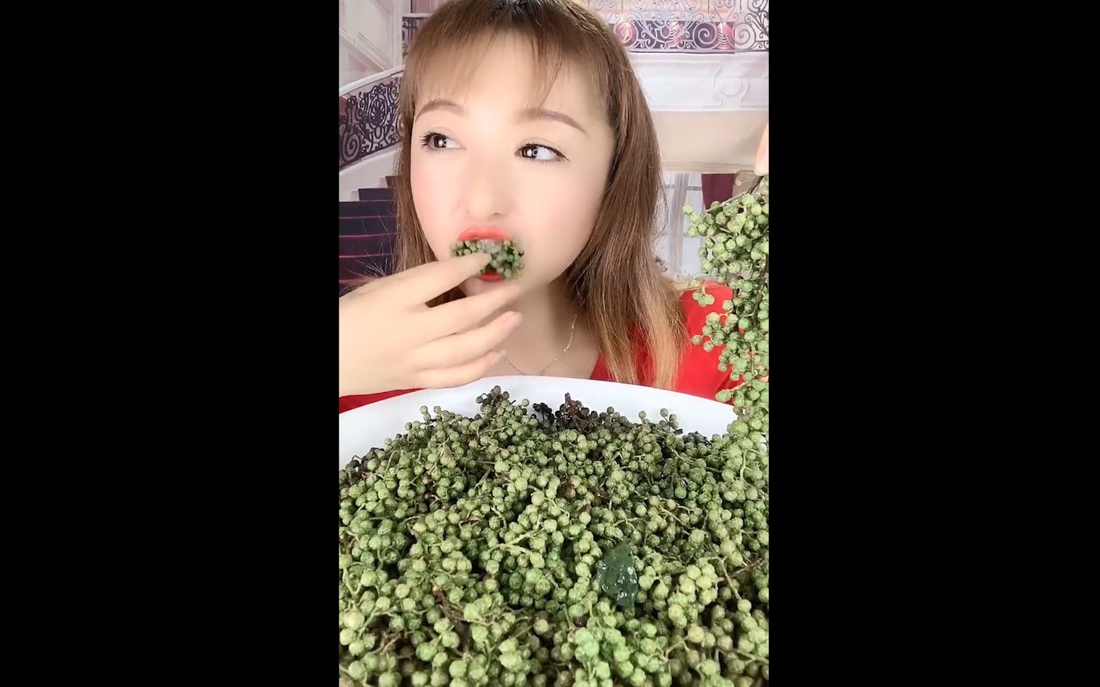 [图]【土味食刻】青花椒当零食吃的狠人？？我寻思你去医院拔牙都不需要打麻药吧？？？