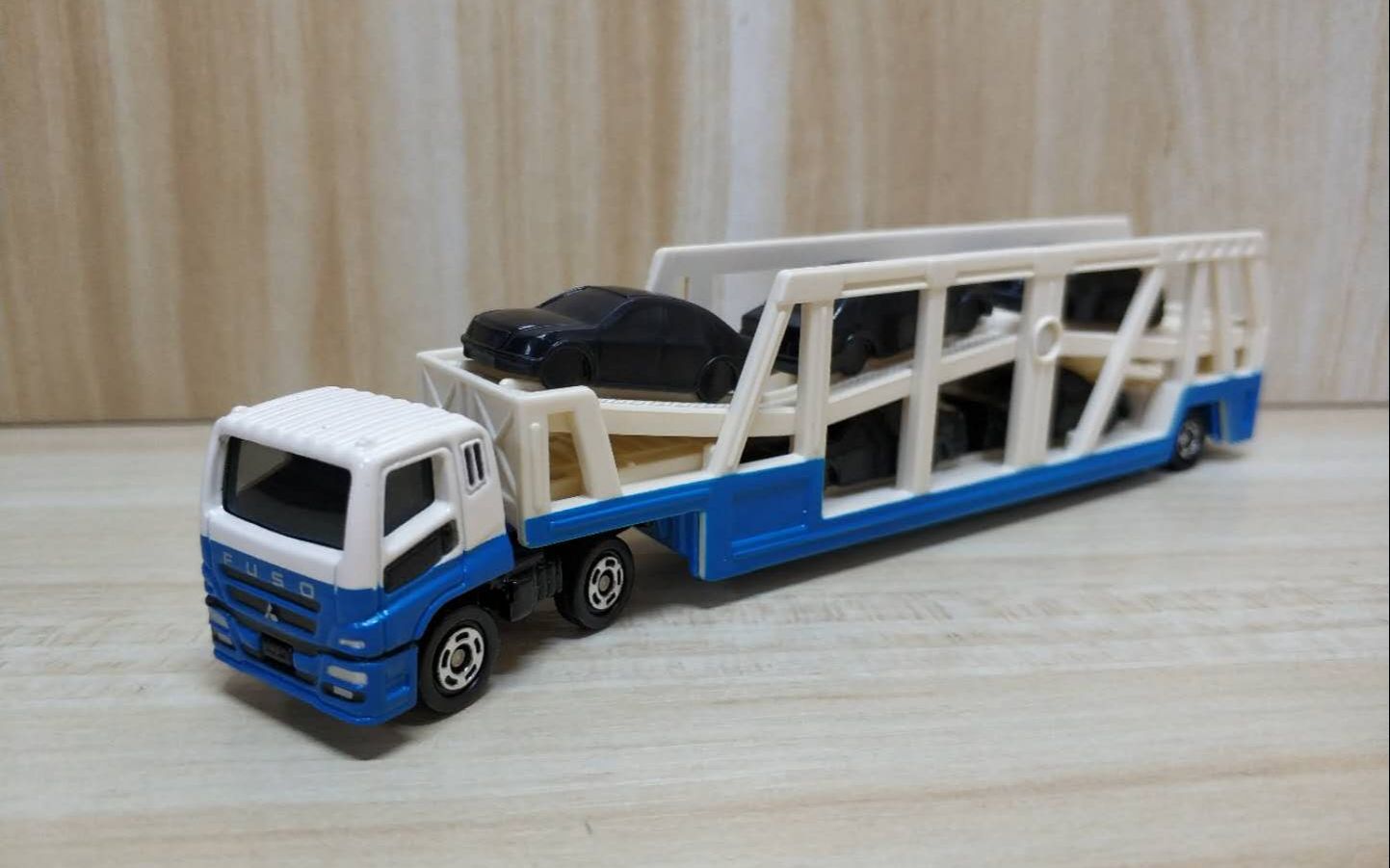 多美卡131三菱扶桑超级无敌车辆运输车