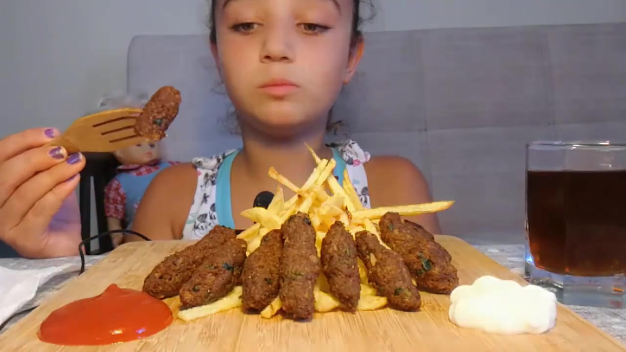 79yagmurella 79深夜放毒系列 小可爱小妹妹在吃炸肉串和炸薯条哦