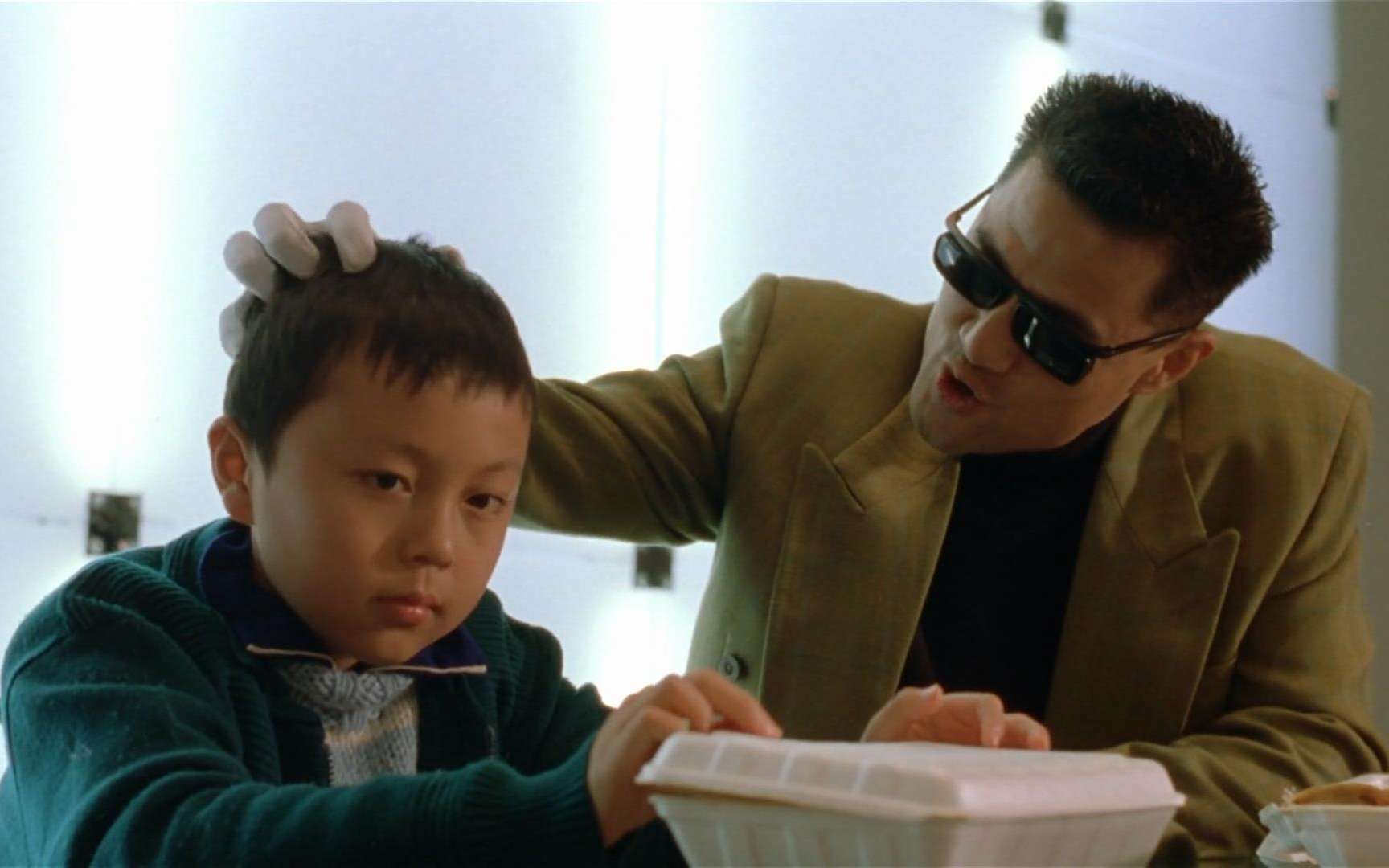 《给爸爸的信》甫光一伙抓住了巩固,以考验巩伟是不是警方卧底!