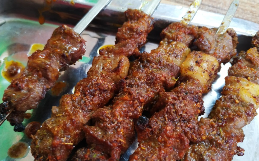 【馕卷烤肉烤羊肠】新疆美食秀一秀