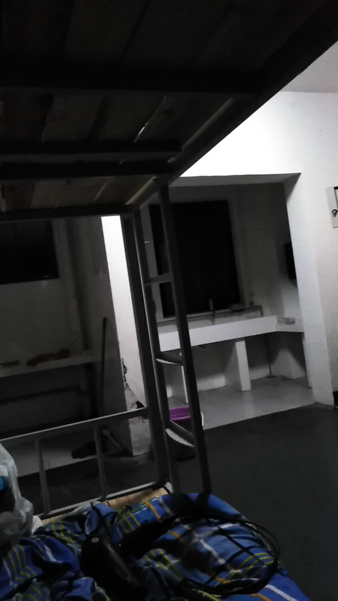 一男子居然在空无一人的宿舍不干事