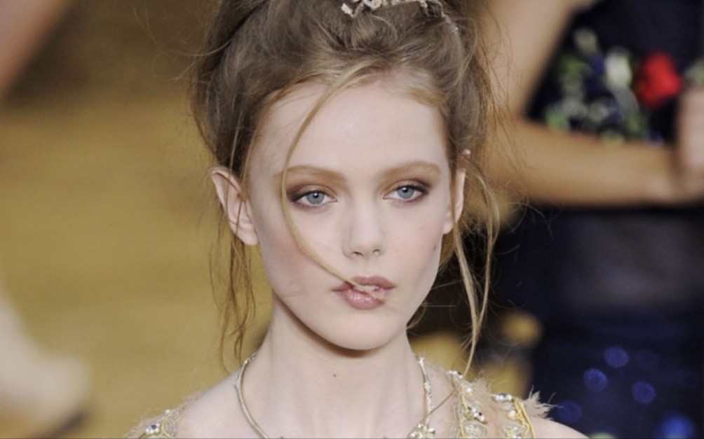 她是来自北欧的"精灵"超模——frida gustavsson