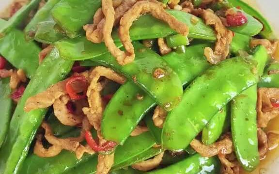 今天做一个荷兰豆炒肉丝,脆嫩爽口的荷兰豆搭配一点肉丝这样炒出来