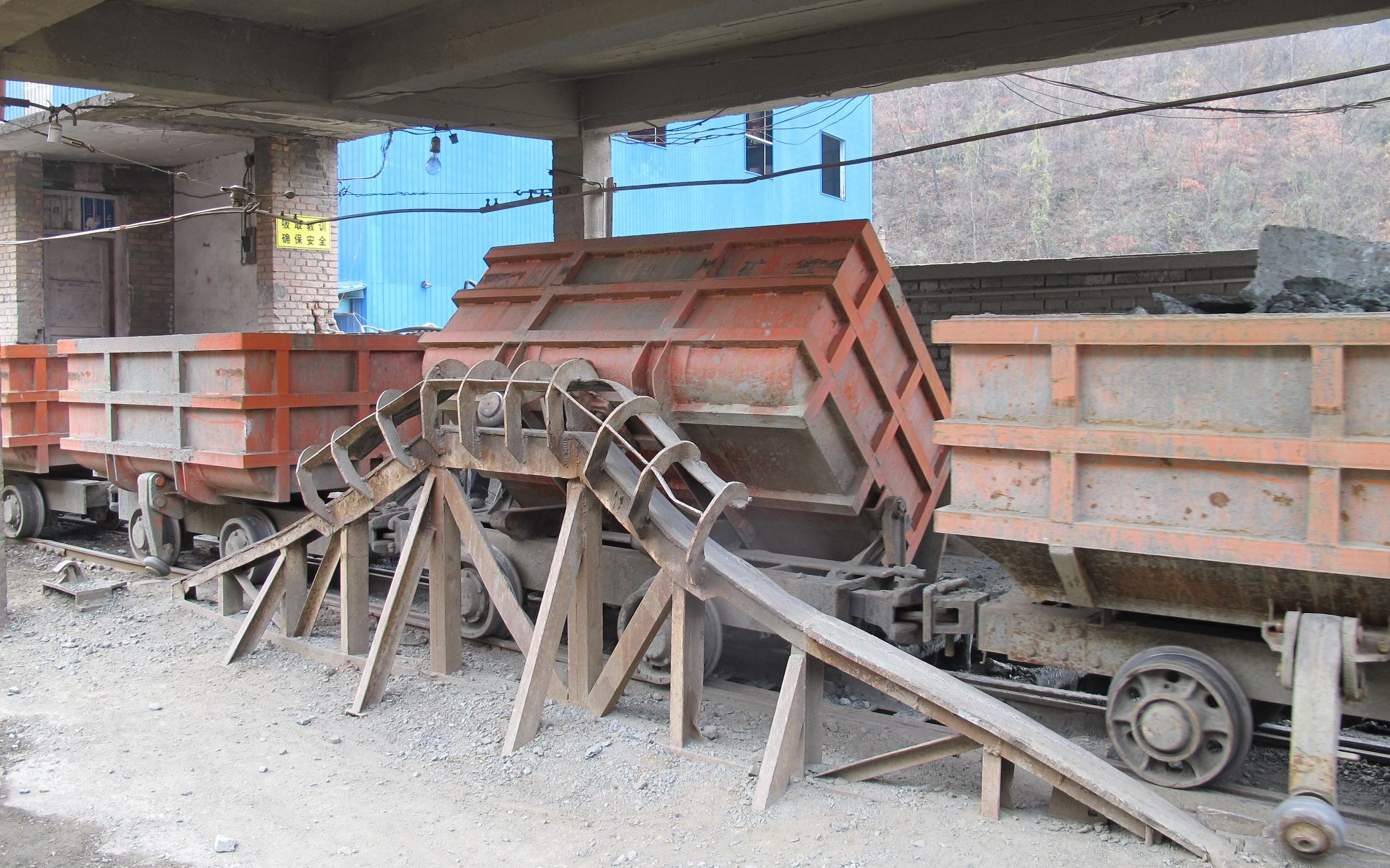 曲轨侧翻式矿车