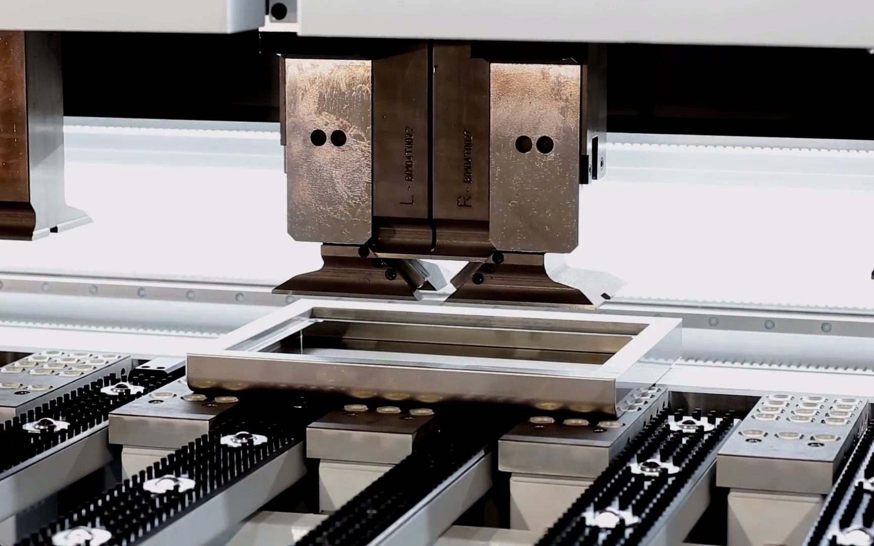 钣金折弯的最强装备柔性自动化折弯中心