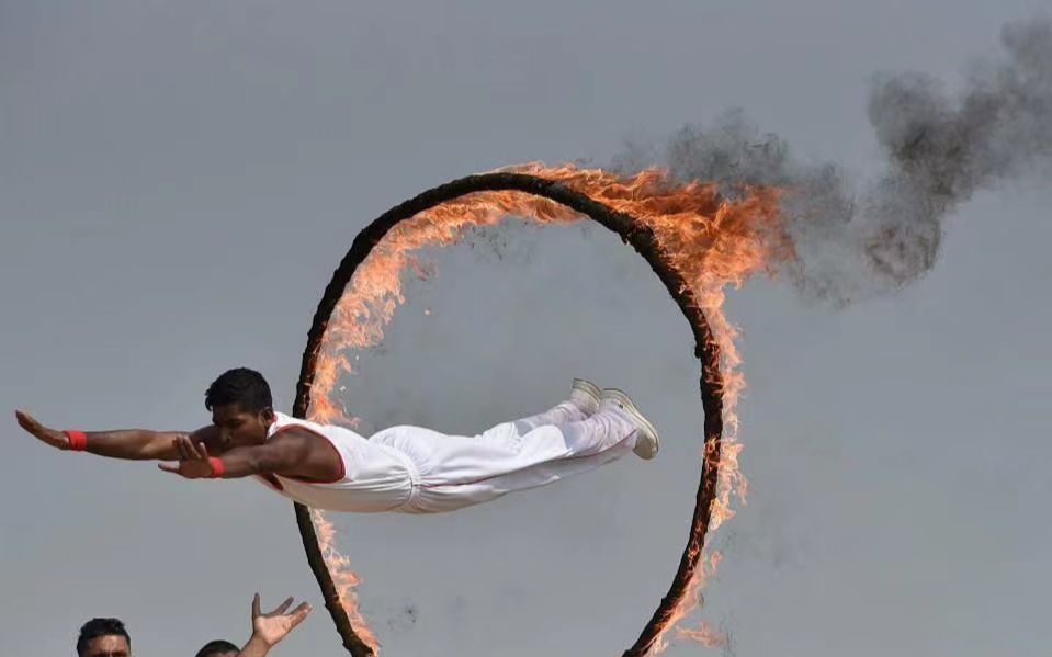 《大锤钻火圈》