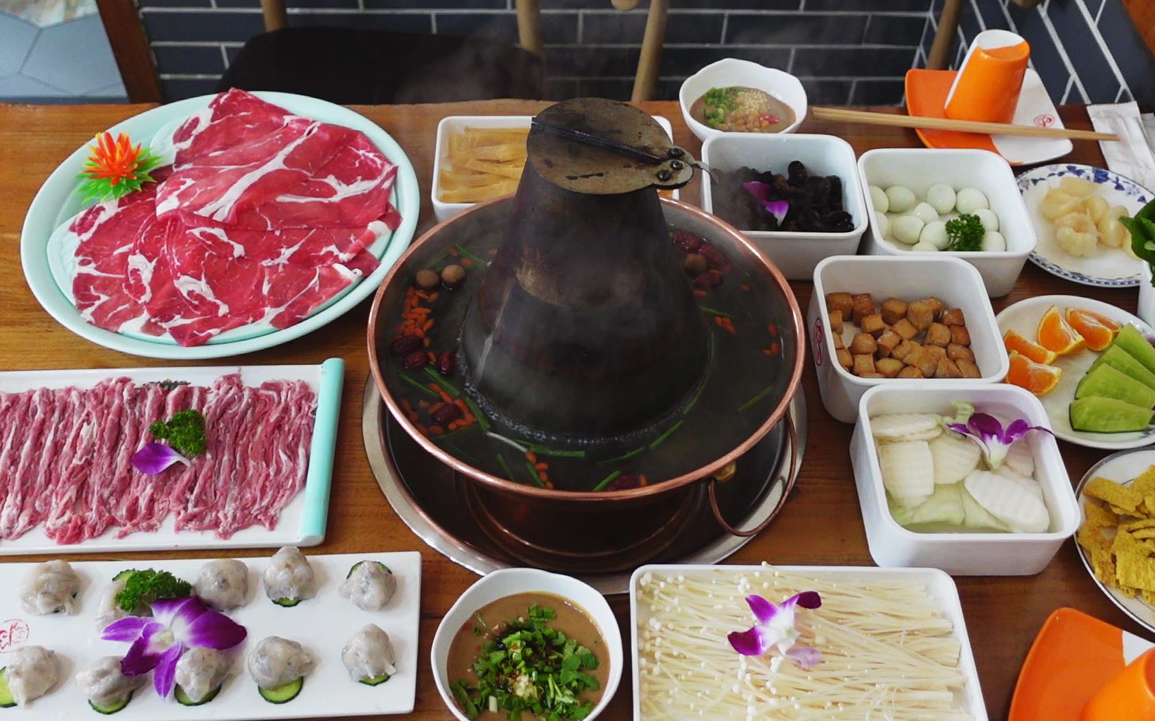 天津特色传统铜锅涮羊肉,158元5荤5素摆满一大桌,你觉得值吗?