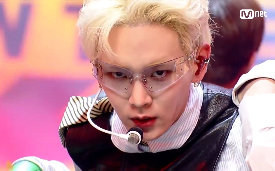 shinee金起范带来《bad love   helium》回归舞台