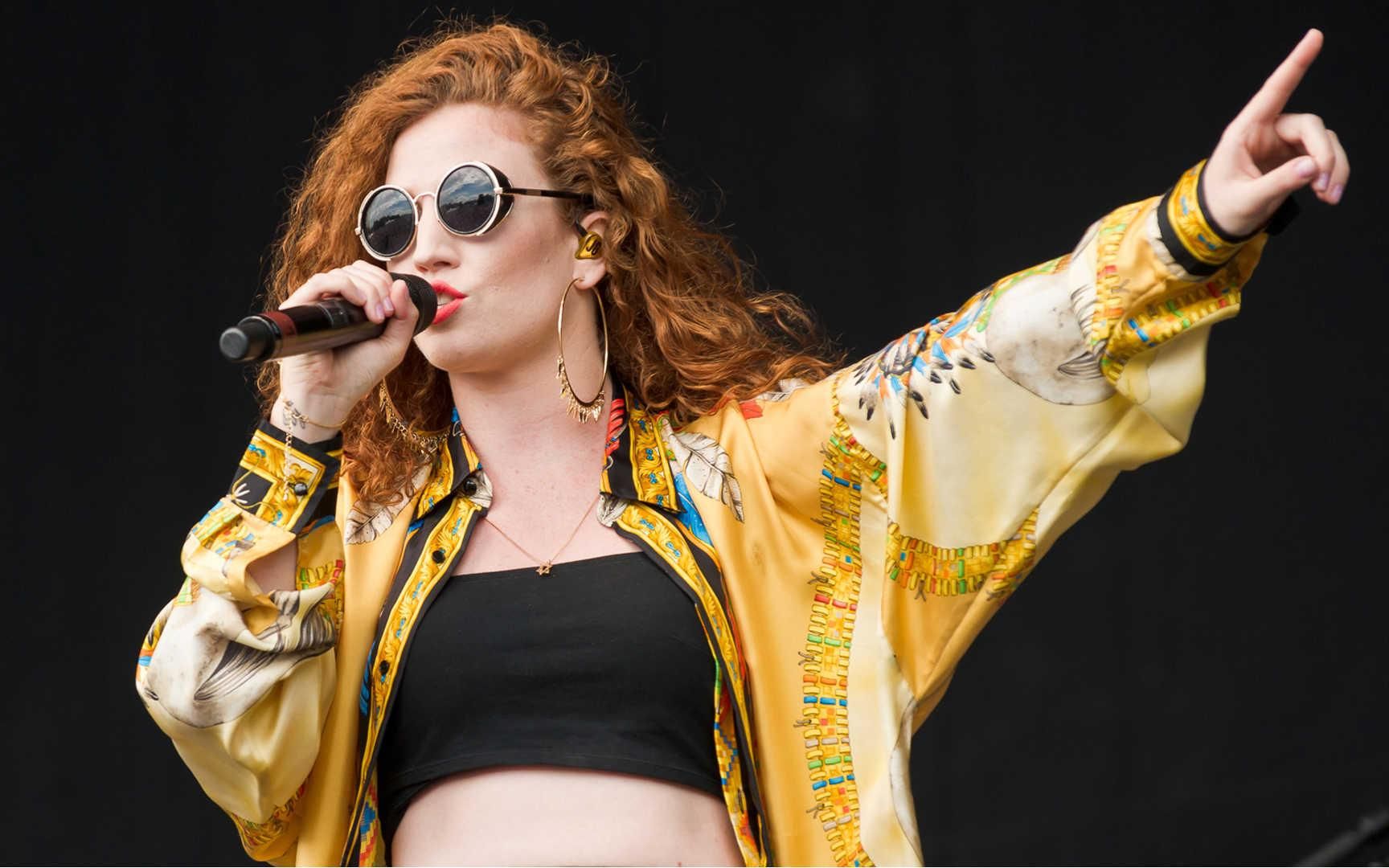 [图]Jess Glynne 紧握我的手 live版 《Hold My Hand》♪双语